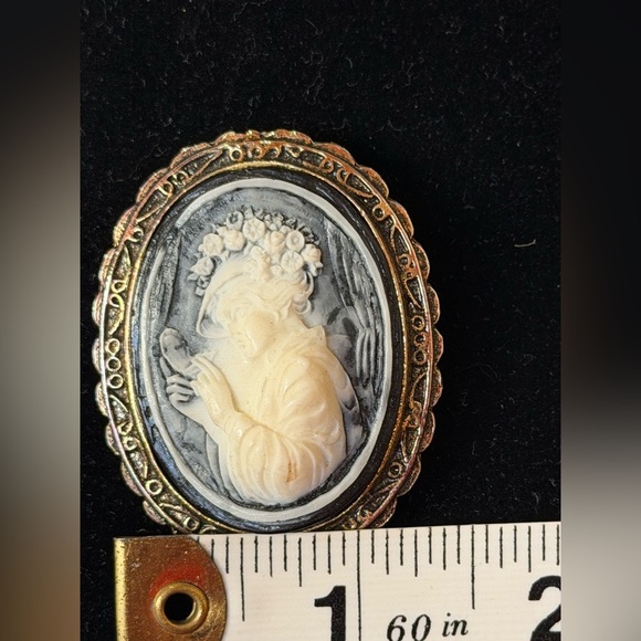 Vintage Cameo Brooch with Intricate Design - Picture 3 of 6